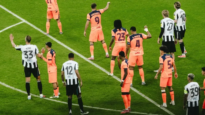 Các biến số quyết định khoảng cách điểm số với nhóm trên